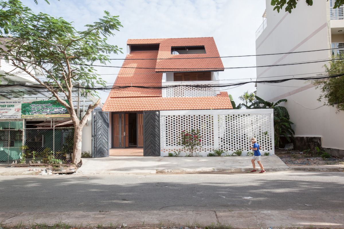 1. Rumah Minimalis Tropis
