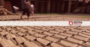 Perbandingan Proses Pembuatan Genteng Tanah Liat Vs Genteng Beton